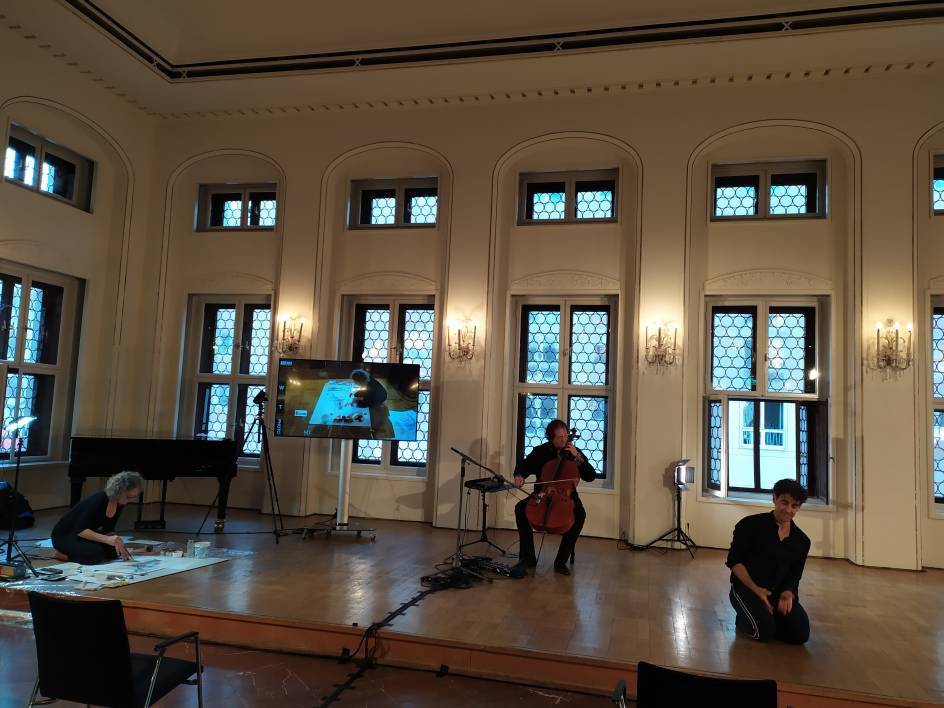 Music Speakers' Corner Auftakt TRI ON LINE v.l.n.r. Barbara Mahler (Malerin) / Lukas Dreyer (Violoncello) / Marco Jodes (T&auml;nzer)